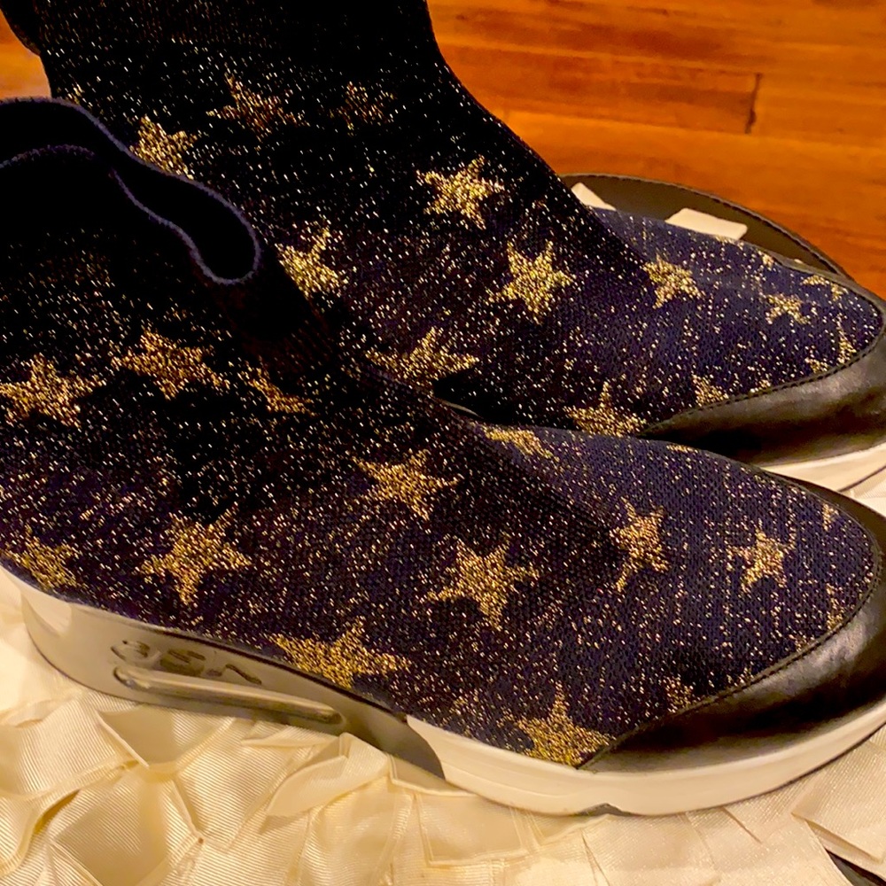 Ash Lulla Star glitter star sneakers featuring gold stars all over. 39 RT 40 LT